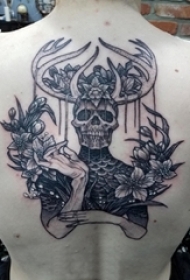 女生后背上黑灰点刺简单线条植物花朵和创意骷髅纹身图片