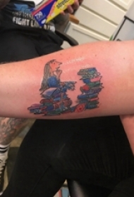 男生手臂上彩绘几何简单线条书籍和卡通人物纹身图片