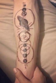 男生手臂上黑灰素描创意文艺星球元素纹身图片