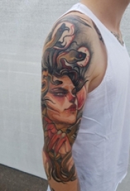 男生手臂上彩绘渐变抽象线条创意人物肖像纹身图片