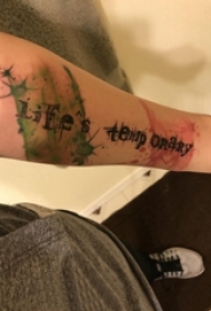 男生手臂上黑色线条创意文艺花体英文水彩泼墨纹身图片