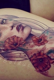 女生大腿上彩绘渐变植物花朵和简单线条人物肖像纹身图片