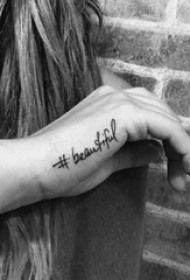 女生手部黑色线条文艺小清新花体英文纹身图片