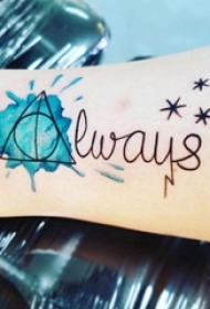 女生小腿上彩绘渐变几何线条英文单词纹身图片