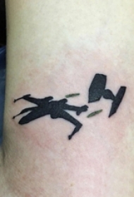 男生手臂上黑色素描创意轮廓有趣纹身图片