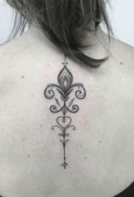 女生后背上黑灰点刺抽象线条创意植纹身图片