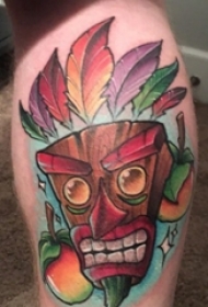 男生小腿上彩绘几何抽象线条羽毛和面具纹身图片