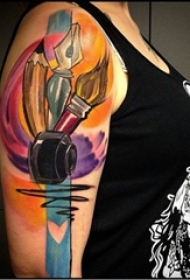 男生手臂上彩绘水彩素描创意文艺画笔纹身图片