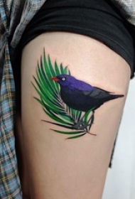 女生大腿上彩绘植物叶子和小动物鸟纹身图片