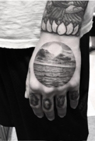 男生手背上黑灰素描文艺风景纹身图片