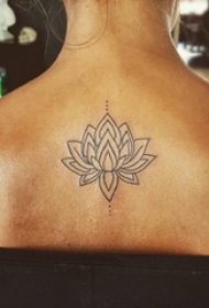 女生背部黑色线条文艺唯美莲花纹身图片