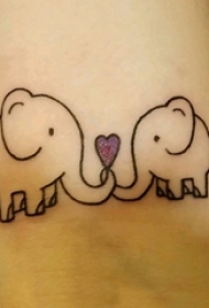 男生手臂上黑色线条创意可爱大象纹身图片