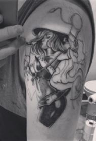 男生手臂上黑灰点刺抽象线条人物肖像纹身图片