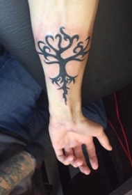 男生手臂上黑色抽象线条植物生命树纹身图片