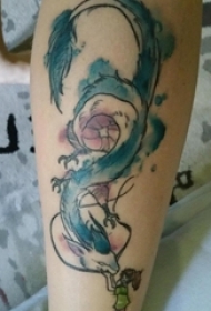 男生小腿上彩绘泼墨简单线条卡通人物和龙纹身图片