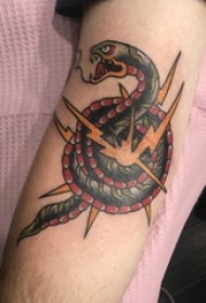 男生小腿上彩绘几何抽象线条小动物蛇纹身图片