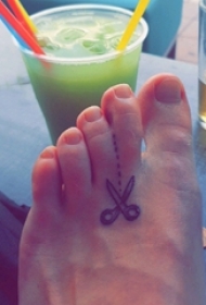 女生脚背上黑色几何线条创意剪刀工具纹身图片