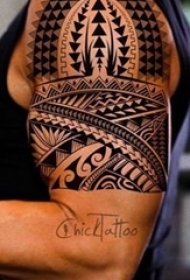 男生手臂上黑灰素描点刺技巧几何元素纹身图片