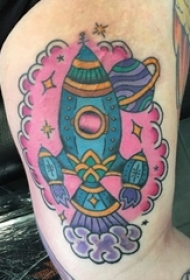 男生手臂上彩绘水彩素描创意宇宙飞船纹身图片