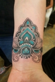 男生手腕上彩绘水彩素描蕾丝元素文艺唯美纹身图片