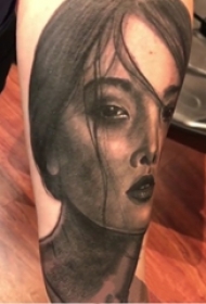 男生手臂上黑灰素描点刺技巧唯美女生人物纹身图片