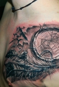 男生胸口上黑灰素描点刺技巧捕梦网和羽毛纹身图片