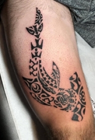 男生小腿上黑色简单抽象线条小动物锤头鲨纹身图片