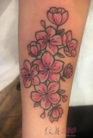 男生手臂上彩绘水彩素描文艺唯美花朵纹身图片