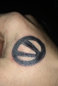 男生手背上黑色几何线条创意符号纹身图片