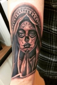 女生手臂上黑灰素描点刺技巧创意女生人物祈祷之手纹身图片