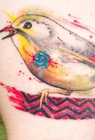 男生手臂上彩绘水彩唯美小鸟纹身图片
