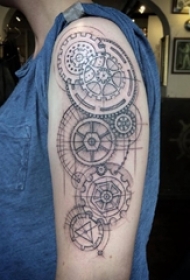 男生手臂上黑色几何简单线条创意齿轮纹身图片