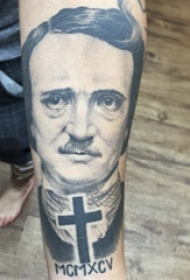 男生手臂上黑灰素描创意男生人物纹身图片