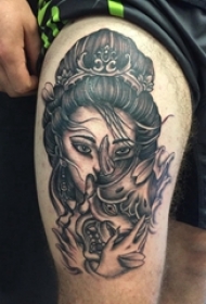 男生大腿上黑灰素描创意抽象女生人物纹身图片