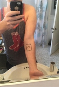 男生手臂上黑色几何线条方形和心形纹身图片