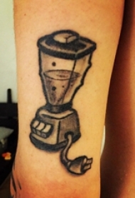 男生手臂上黑色点刺几何线条榨汁机工具纹身图片