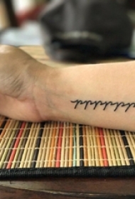 男生手臂上黑色线条文艺字符文艺纹身图片