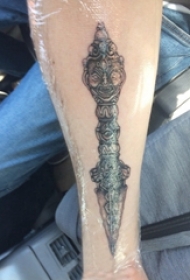 男生手臂上黑色点刺几何线条玛雅图腾纹身图片