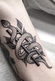 男生手臂上黑灰素描创意霸气恐怖蛇纹身图片