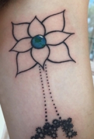 男生手臂上彩绘渐变简单线条植物文艺花朵纹身图片