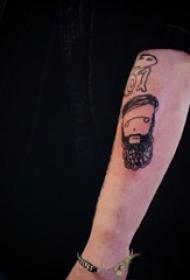 男生手臂上黑色简单抽象线条卡通人物纹身图片