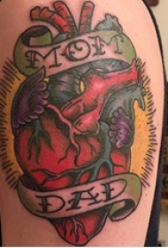 男生手臂上彩绘水彩素描创意心脏纹身图片