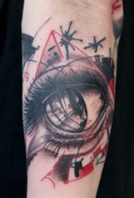 男生手臂上黑灰素描创意唯美眼睛纹身图片
