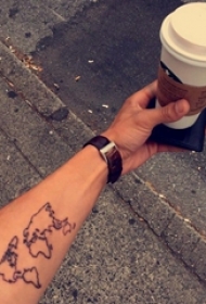 男生手臂上黑色线条创意地图纹身图片