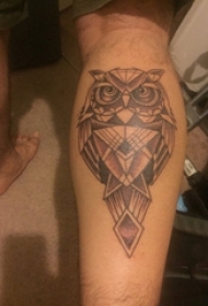 男生小腿上黑色点刺几何线条动物猫头鹰纹身图片