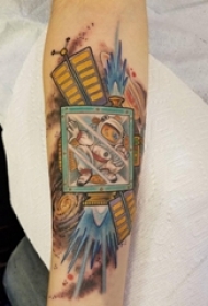 女生手臂上彩绘几何线条创意卡通人物宇航员纹身图片