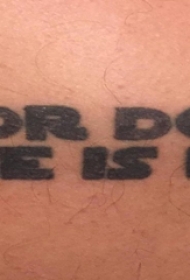 男生肩膀上黑色线条创意唯美花体有意义英文纹身图片