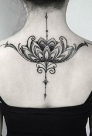 女生后背上黑色点刺抽象线条植物个性花朵纹身图片