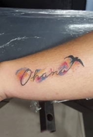 男生手臂上彩绘泼墨简单线条英文单词和小鸟纹身图片