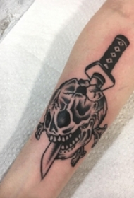 男生手臂上黑灰素描创意匕首和骷髅纹身图片